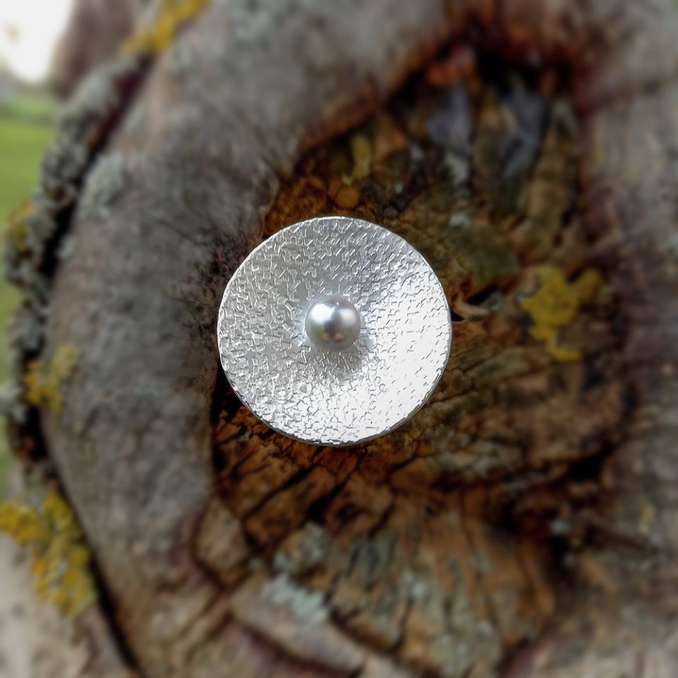 Silberner Strukturring mit hellgrauer Perle